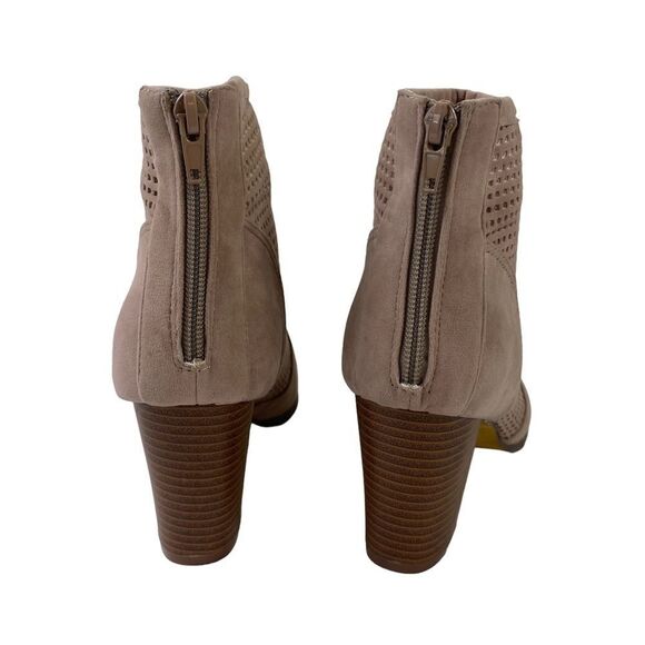 Chase & Chloe 10M tan Booties with faux suede uppers and stacked wooden heel - Picture 6 of 8